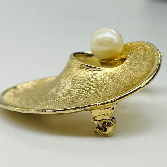Capri Gold-tone/Pearl Swirl Brooch/Pin - Picture 4 of 5